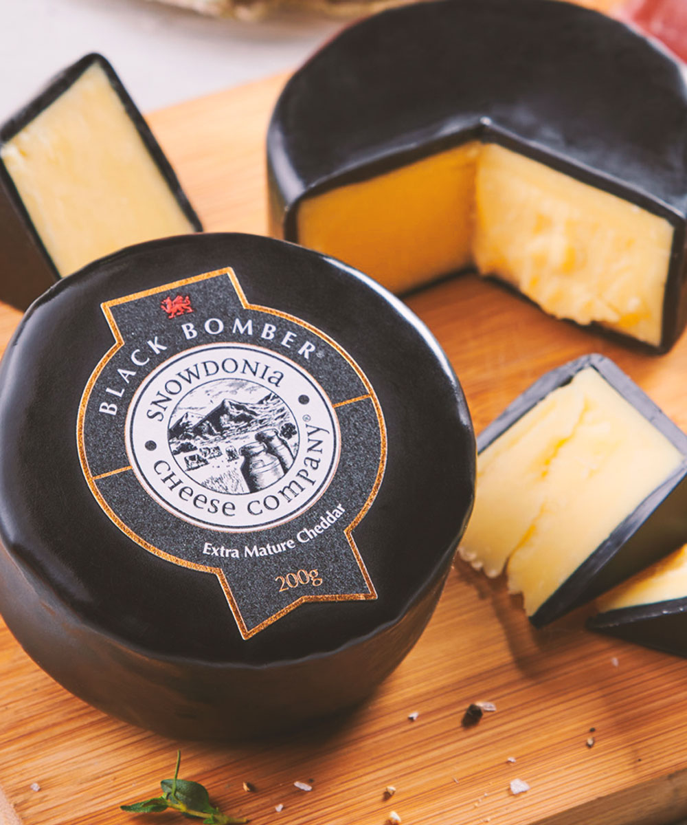 black-bomber snowdonia cheese black bomber (extra mature cheddar) (v) (gf) - Image 1