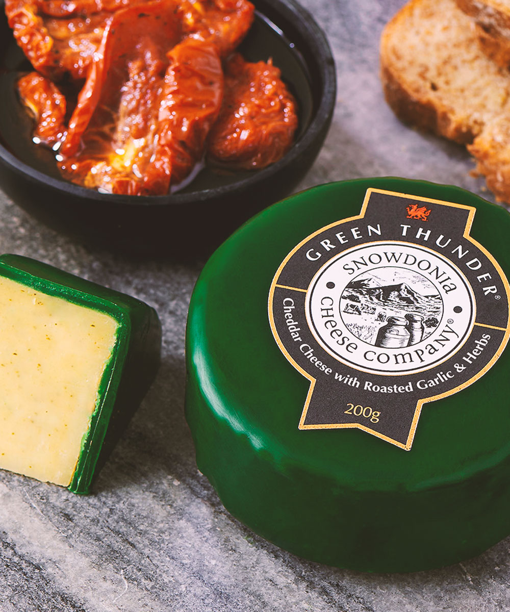 green-thunder snowdonia cheese green thunder (garlic & garden herbs) (v) (gf) - Image 1