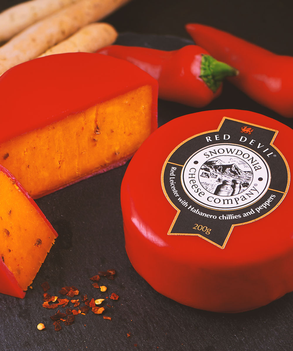 red-devil snowdonia cheese red devil (red leicester with chillies) (v) (gf) - Image 1