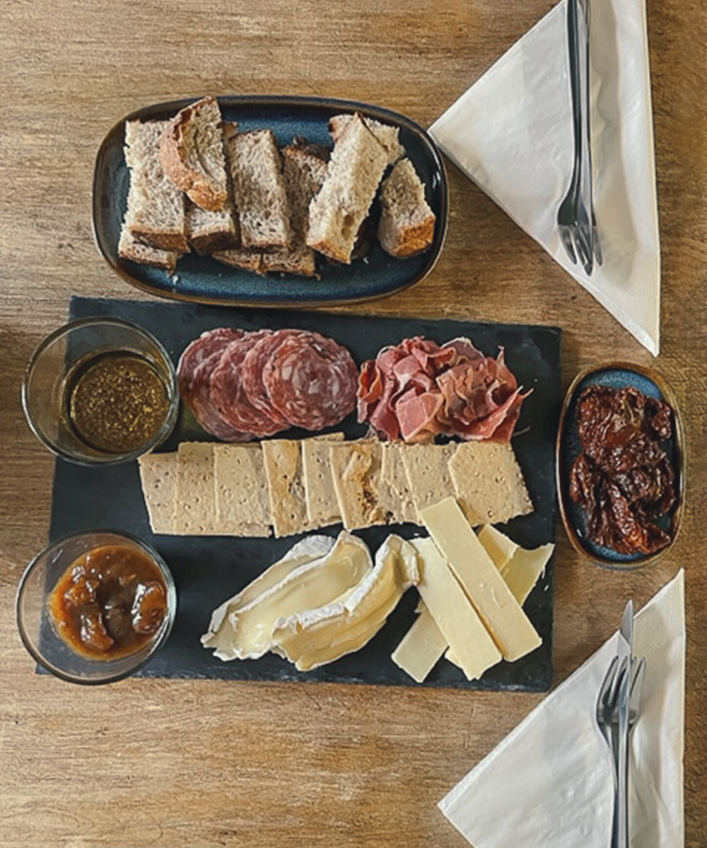Medium sharing platter for eating in or collection (2-3 people)